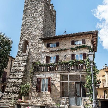 La Rosa Di Francesco Inn Valfabbrica Bagian luar foto