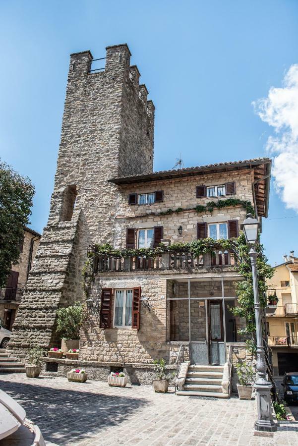 La Rosa Di Francesco Inn Valfabbrica Bagian luar foto