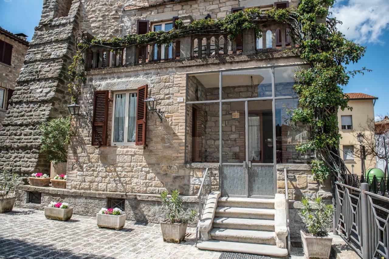 La Rosa Di Francesco Inn Valfabbrica Bagian luar foto
