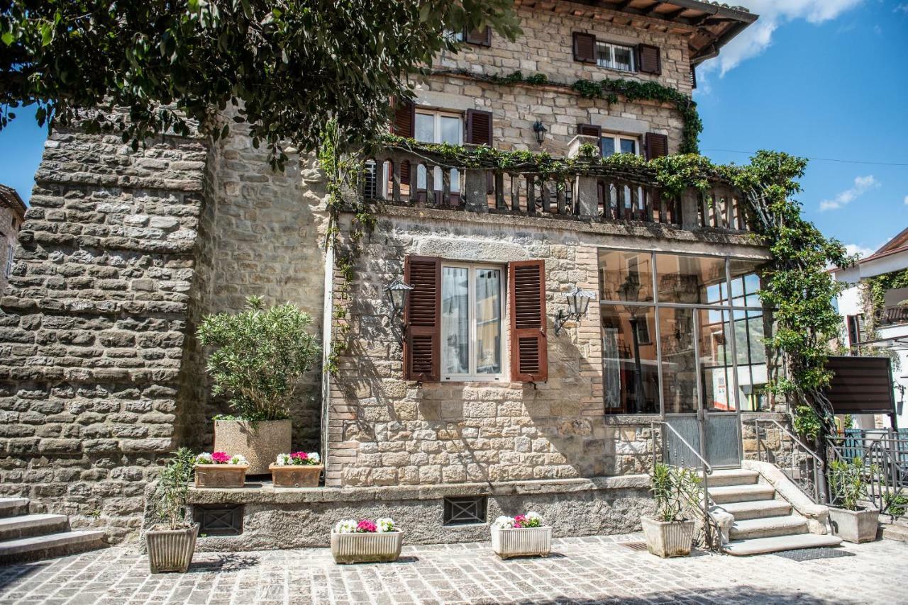 La Rosa Di Francesco Inn Valfabbrica Bagian luar foto