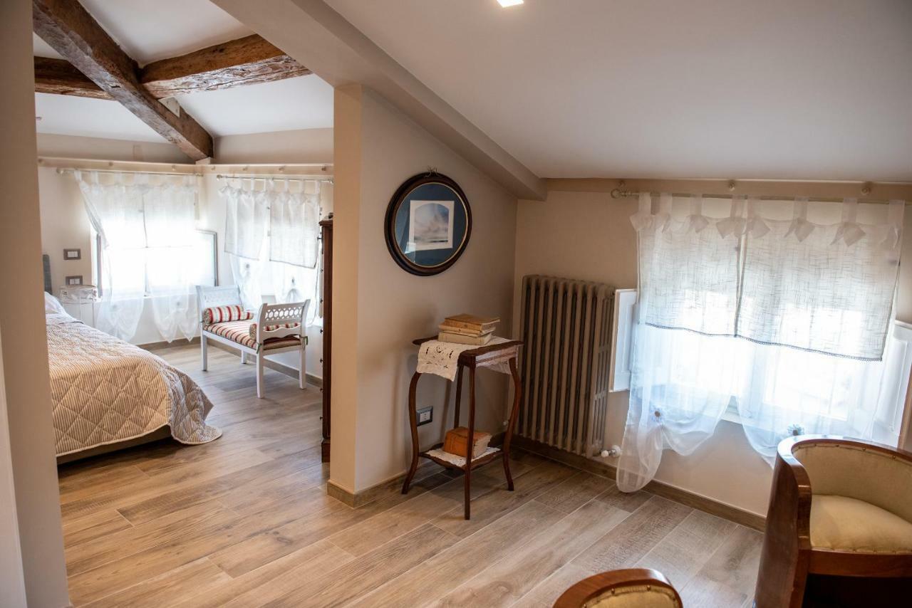 La Rosa Di Francesco Inn Valfabbrica Bagian luar foto