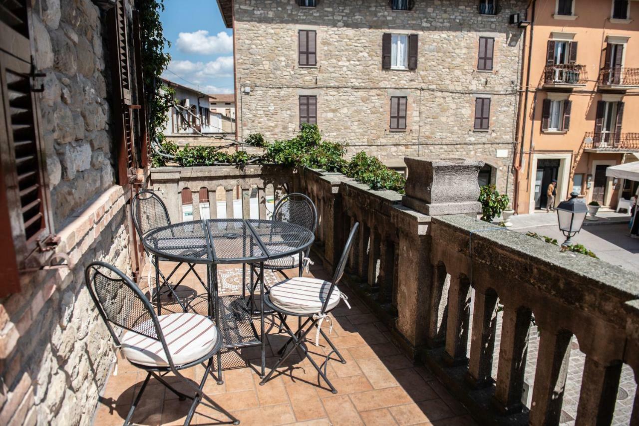 La Rosa Di Francesco Inn Valfabbrica Bagian luar foto