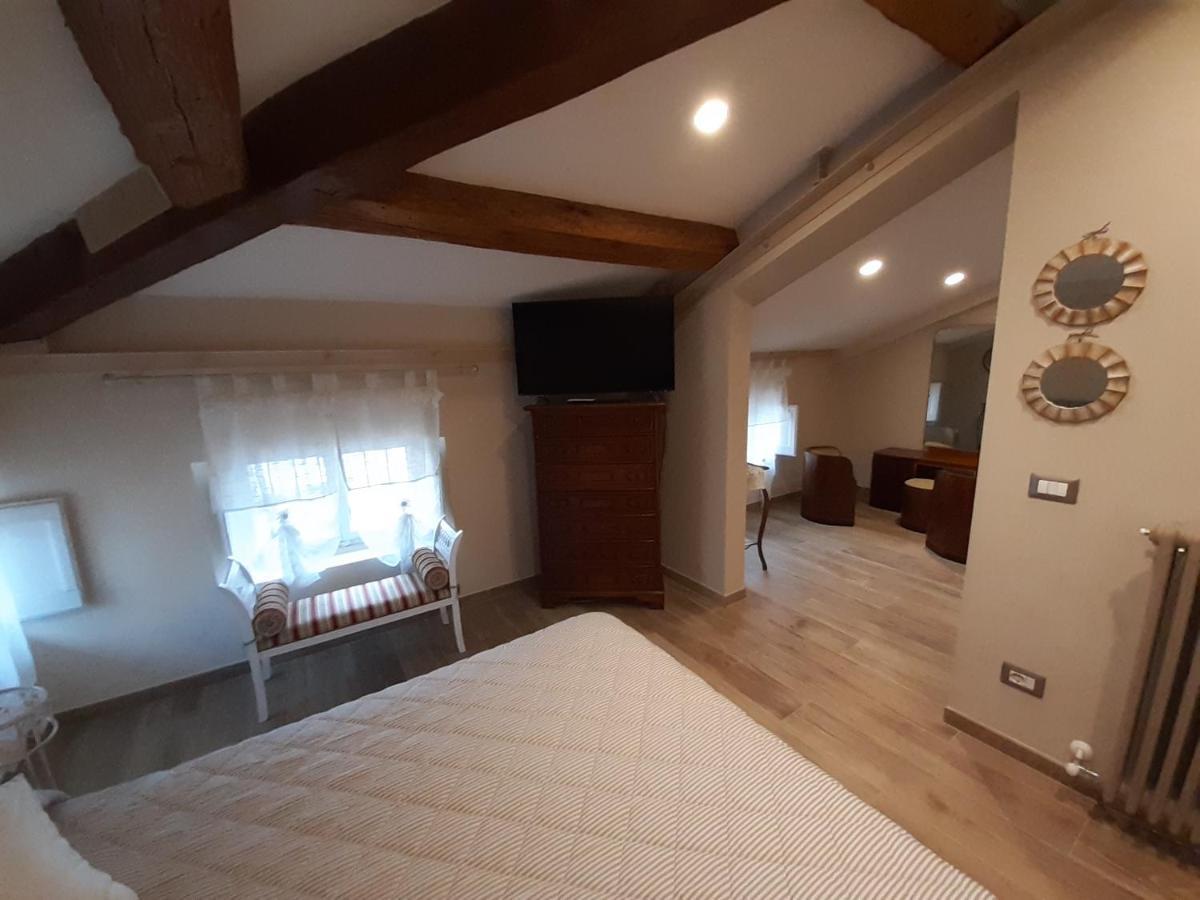 La Rosa Di Francesco Inn Valfabbrica Bagian luar foto